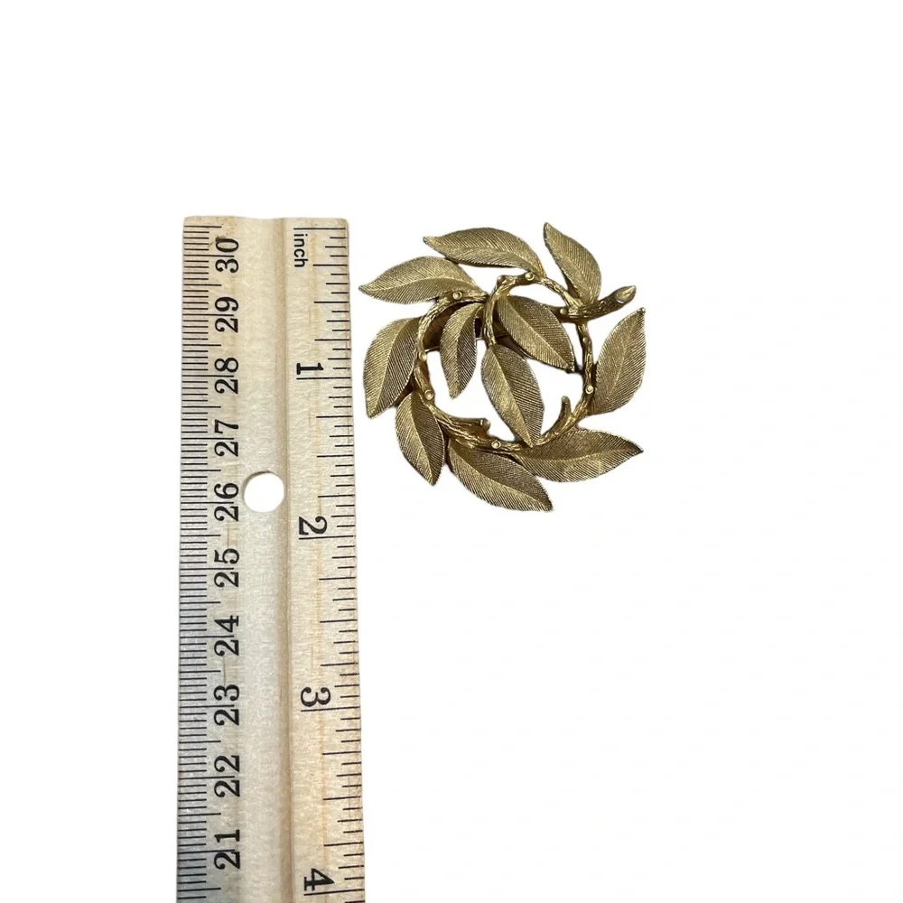 Vintage Gold Tone Lisner Leaf Brooch